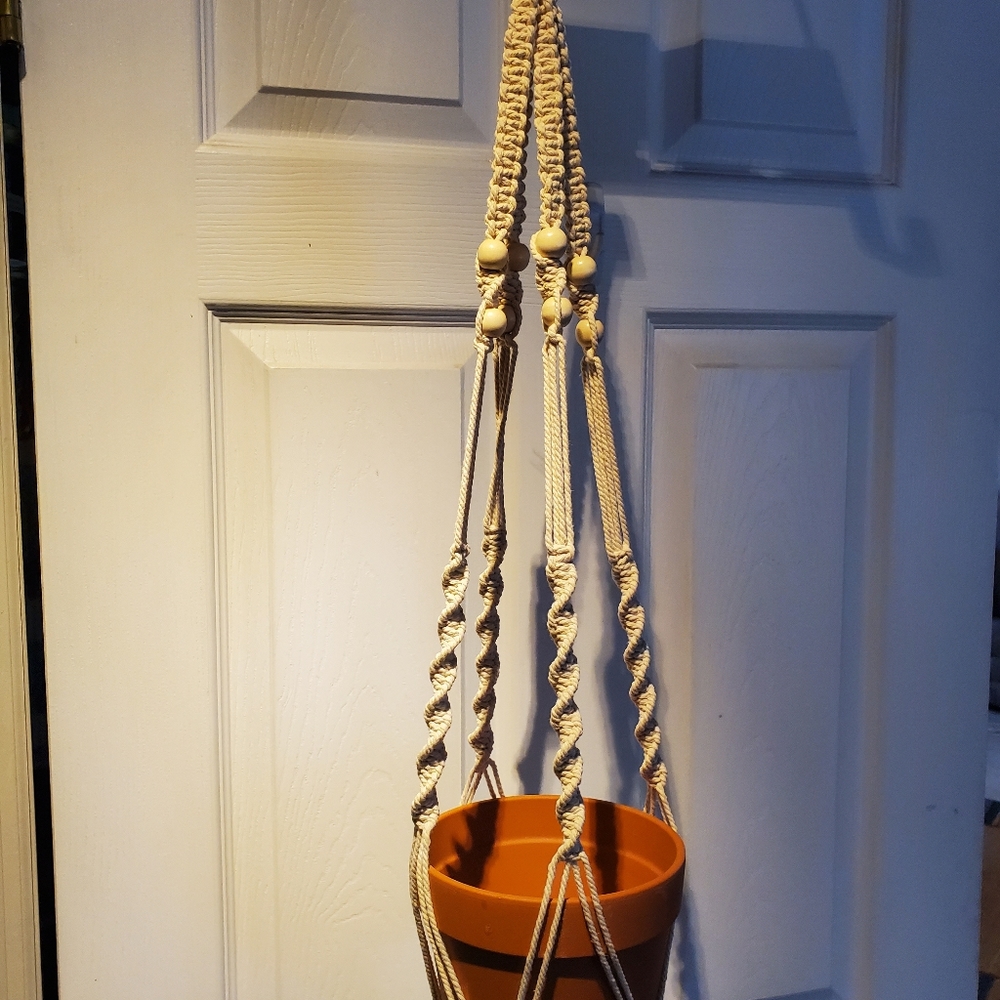 Macrame plant hanger